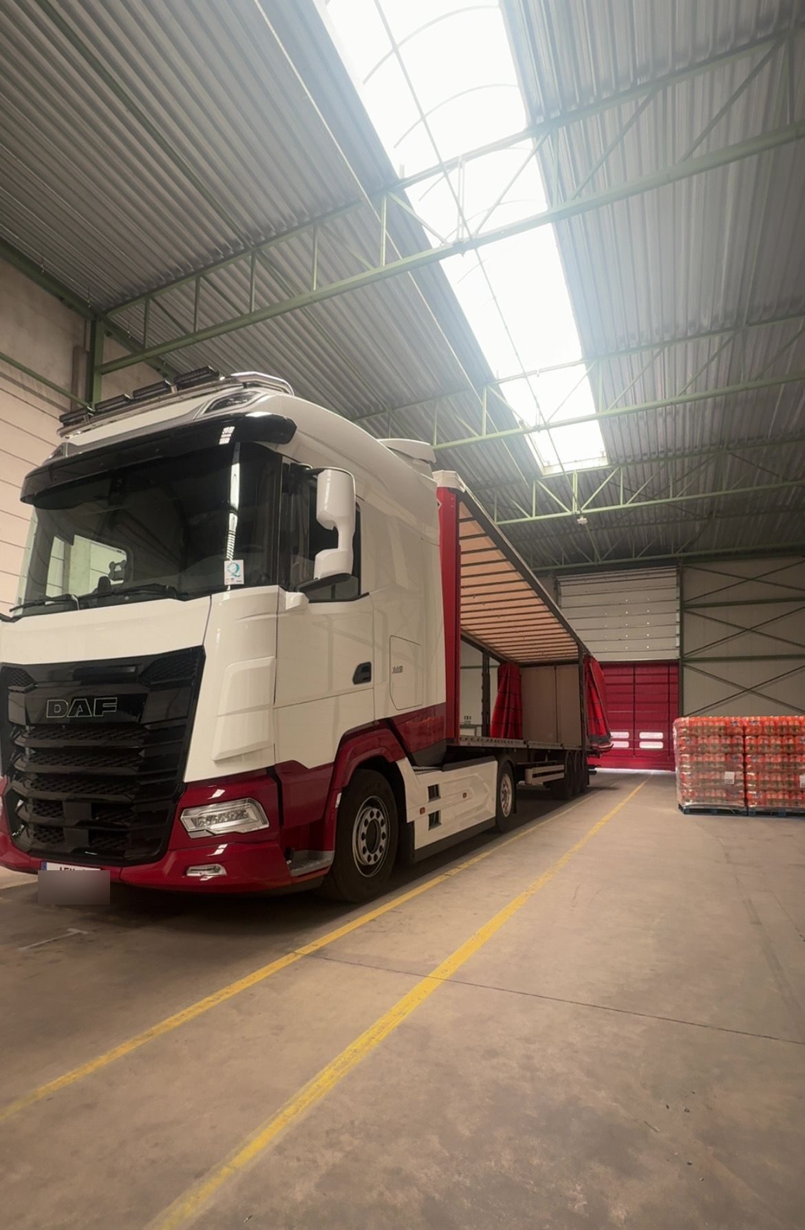 Ensemble bâché de DAVE LOGISTICS en chargement dans un entrepôt