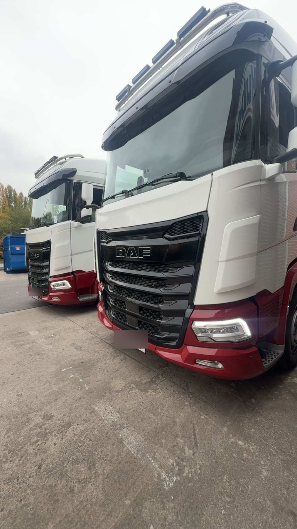Deux camions DAF de DAVE LOGISTICS alignés sur le parking